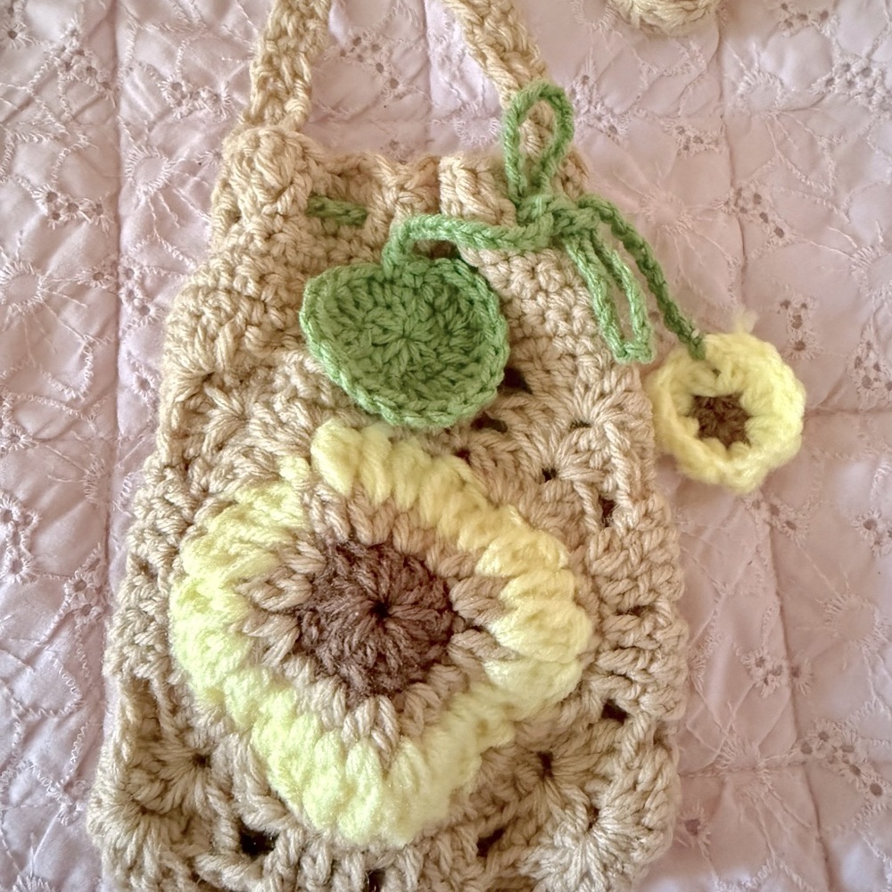 Crochet Sunflower Crossbody Bag - Picture 6 of 7